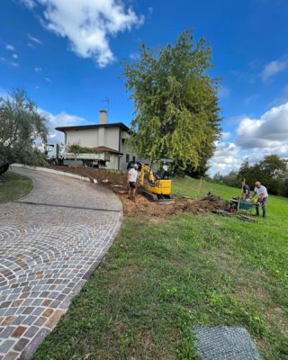 Work in progress…risistemazione dell’angolo di un giardino con la realizzazione di un muro in tufo tondeggiante come le linee dell’esistente, con l’aggiunta di una pianta di  melograno a cui seguiranno altri fiori e la futura pavimentazione che permetterà’ di parcheggiare le auto vicino al giardino  #piante #natura #gardening #verde #terrearmate #gardendesign #green #nature #giardiniereprofessionista 
#giardinieri #fiori #realizzazionipersonalizzate #realizzazionidiparchiegiardini #unescoworldheritagesite #unesco #collinedelprosecco #artistagiardiniere #potatura #giardinaggio #fiori #donna #giardino #piante #natura #gardening #verde #terrearmate #gardendesign #green #nature #giardiniereprofessionista #giardinieri #fiori #realizzazionipersonalizzate #realizzazionidiparchiegiardini #unescoworldheritagesite #unesco #collinedelprosecco #artistagiardiniere #tufo #collinedelproseccounesco #unescoworldheritagesites