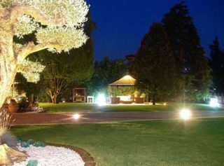Presso una villa con piscina, situata sulle colline di Conegliano, abbiamo valorizzato lo splendido giardino, posizionando un olivo secolare formato a palchi piatti, un gazebo moderno in ferro battuto e l’istallazione di una illuminazione scenografica.
Contattateci per eventuali preventivi #giardino #piante #natura #gardening #verde #terrearmate #gardendesign #green #nature #giardiniereprofessionista #giardinieri #fiori #realizzazionipersonalizzate #realizzazionidiparchiegiardini #unescoworldheritagesite #unesco #collinedelprosecco #artistagiardiniere #potatura #giardinaggio #fiori #donna #giardino #piante #natura #gardening #verde #terrearmate #gardendesign #green #nature #giardiniereprofessionista #giardinieri #fiori #realizzazionipersonalizzate #realizzazionidiparchiegiardini #unescoworldheritagesite #unesco #collinedelprosecco #artistagiardiniere #tufo #collinedelproseccounesco #unescoworldheritage